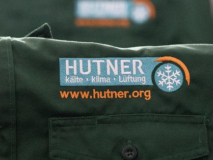 Arbeitsbekleidung mit detailreicher Logostickerei f&uuml;r HUTNER K&auml;lte Klima L&uuml;ftung