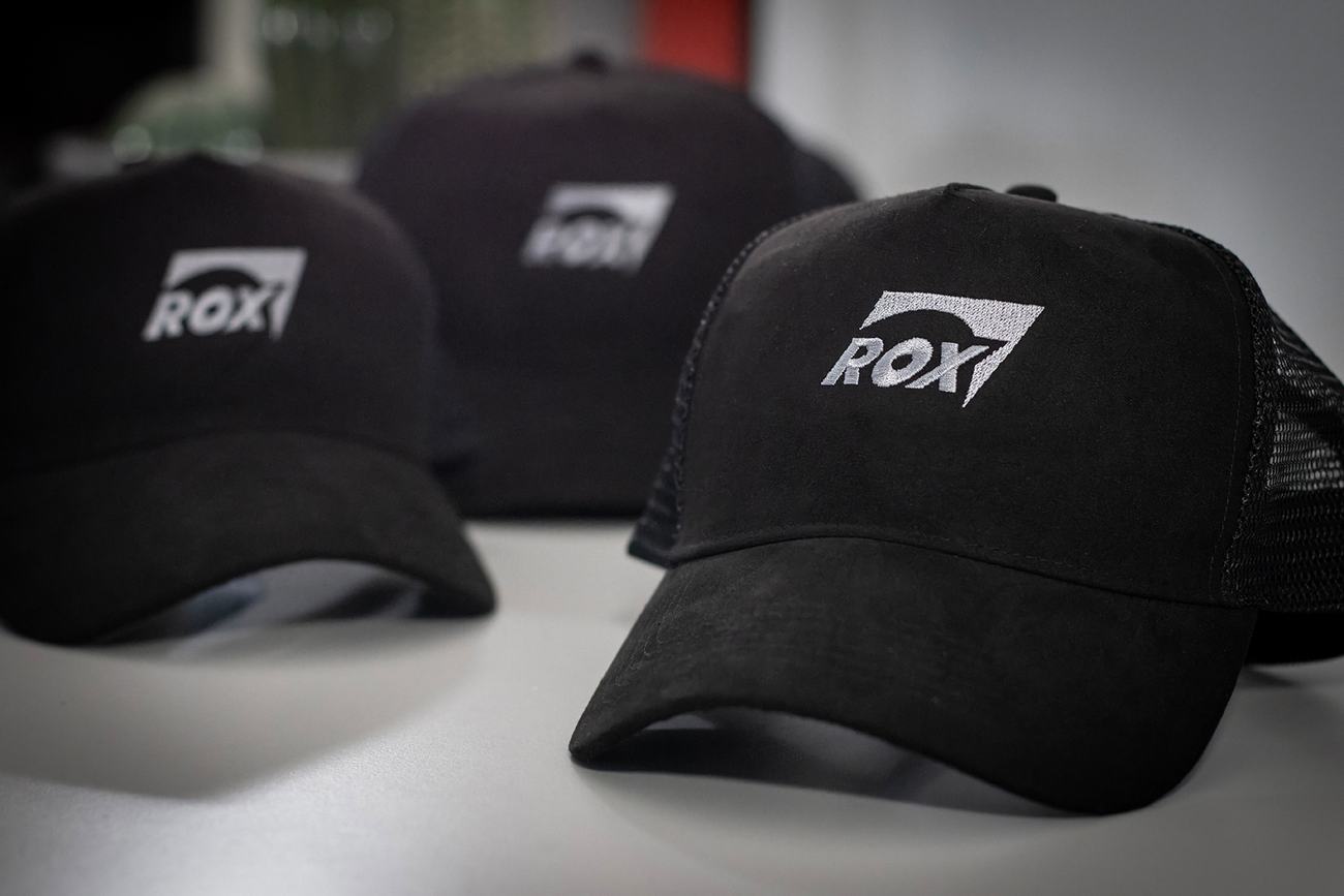 Dieselben Trucker-Caps mit wei&szlig; gesticktem ROX-Logo auf der Front