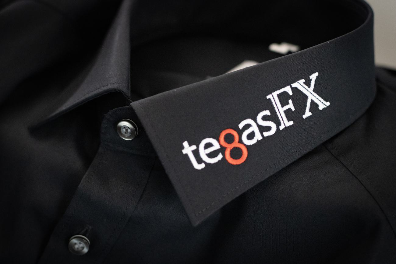 Dasselbe schwarze Businesshemd mit dem gestickten Schriftzug tegasFX auf der Kragenspitze