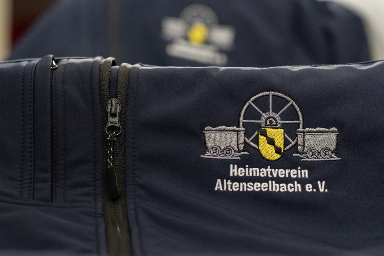 Dieselbe Softshelljacke mit gesticktem Vereinswappen und Schriftzug Heimatverein Altenseelbach e. V.