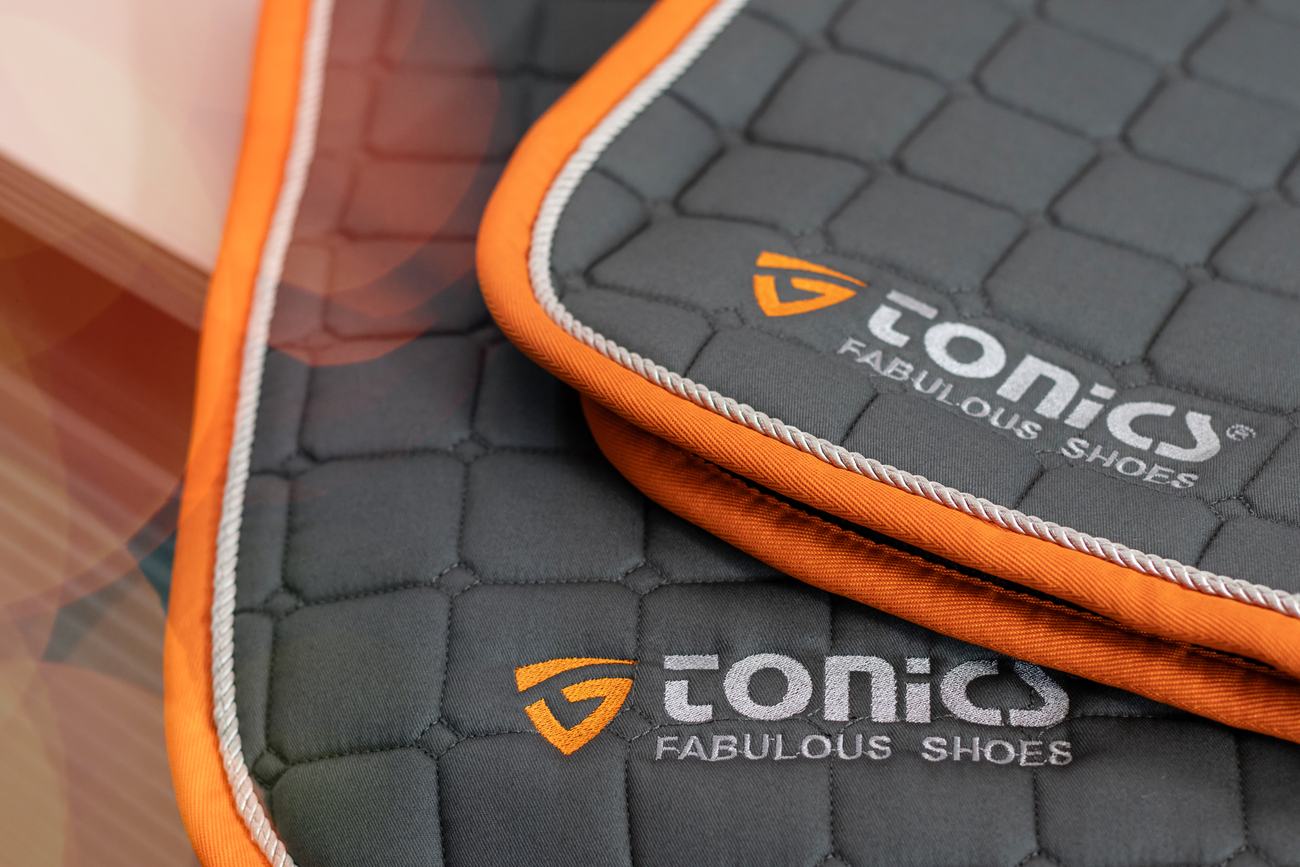 Dieselben Schabracken mit gesticktem Logo tonics Fabulous Shoes in Orange und Silbergrau